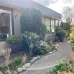 70 Qm Grosser Gepflegter, Ruhiger Bungalow, Strandnah Mit Grossen, Uneinsehbaren Garten, Terrassenueberdachung *