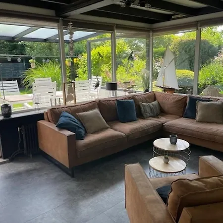 70 Qm Grosser Gepflegter, Ruhiger Bungalow, Strandnah Mit Grossen, Uneinsehbaren Garten, Terrassenueberdachung 別荘