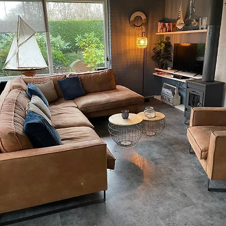 70 Qm Grosser Gepflegter, Ruhiger Bungalow, Strandnah Mit Grossen, Uneinsehbaren Garten, Terrassenueberdachung *