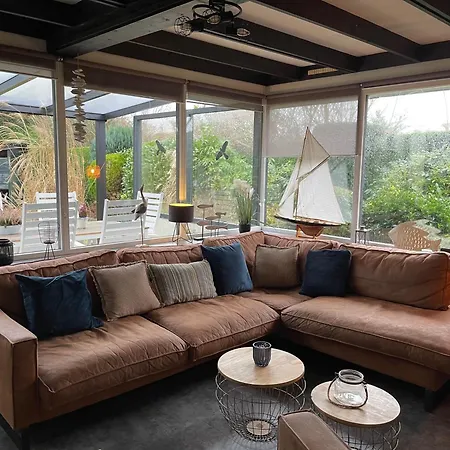 70 Qm Grosser Gepflegter, Ruhiger Bungalow, Strandnah Mit Grossen, Uneinsehbaren Garten, Terrassenueberdachung 別荘 Sint Maartensvlotbrug
