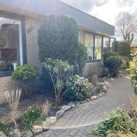 70 Qm Grosser Gepflegter, Ruhiger Bungalow, Strandnah Mit Grossen, Uneinsehbaren Garten, Terrassenueberdachung *